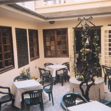Les Hôtes De Cézanne Couette-café 2*